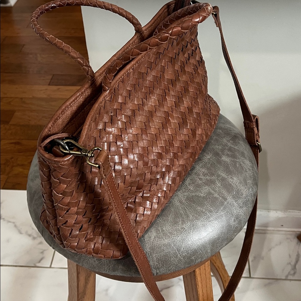 Elegant Brown Woven Leather Tote - Picture 2 of 12